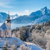 Kerstdorp achtergrond kerkje in de bergen
