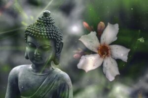 Boeddha met bloemen