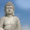 Grijze Boeddha met wolken lucht