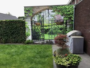 tuinposter ijzeren poort tuinvoorbeeld